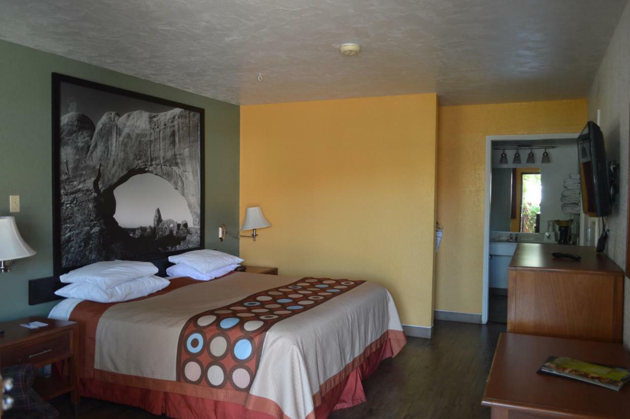 Super 8 By Wyndham St. George Ut Motel Exterior photo